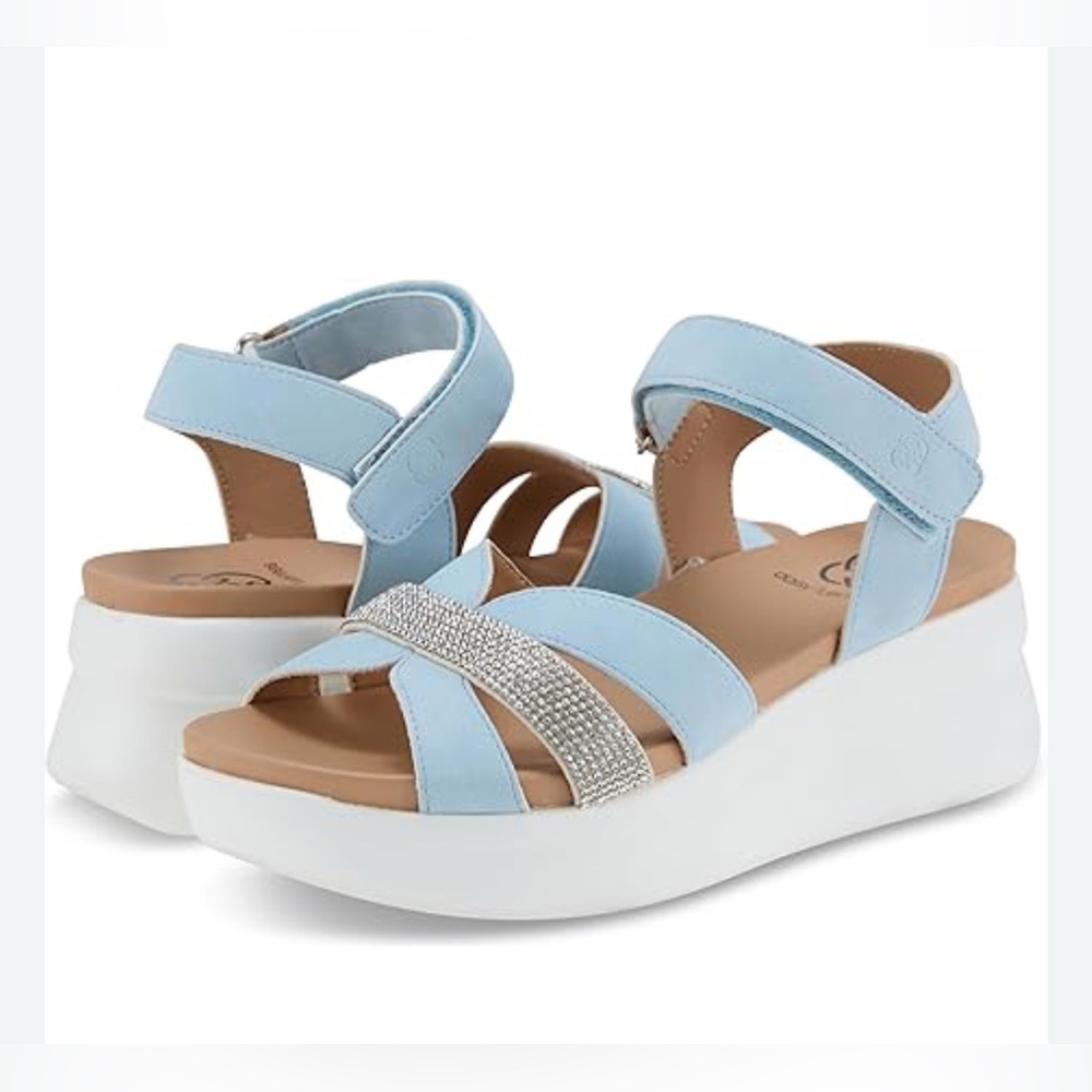 Daisy Fuentes Blue and Silver Sandals with Crisscross Straps